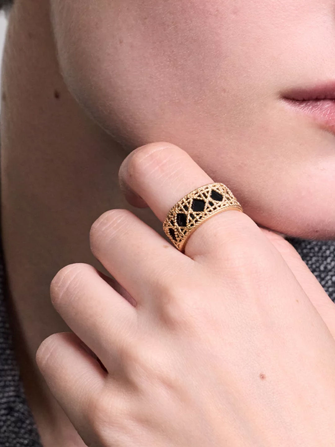 Regal Noir Filigree Gold Ring