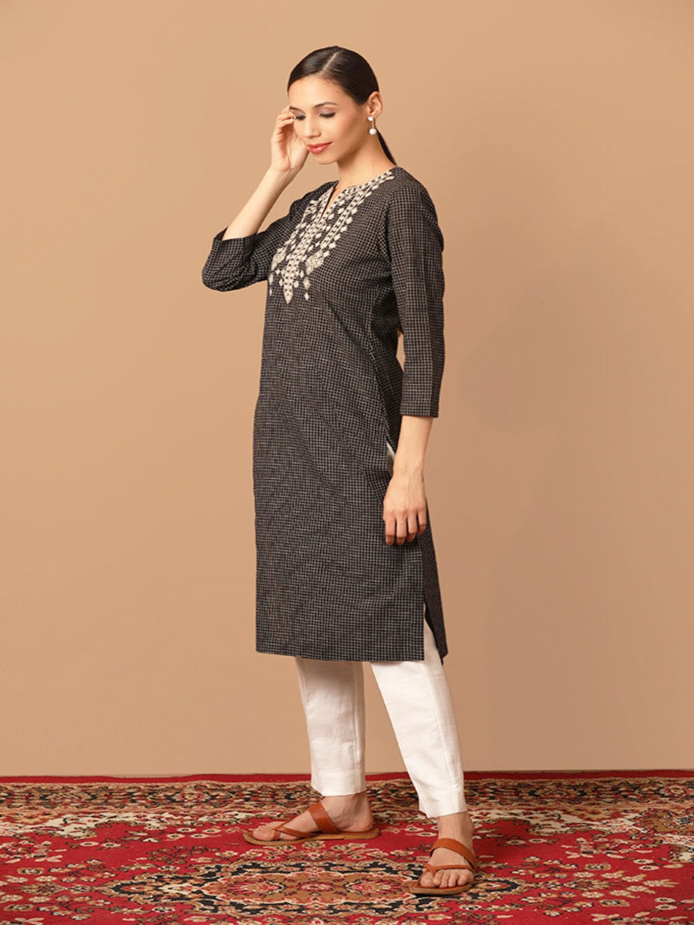 Chequered Pattern Straight-Fit Kurta With Mirror Work