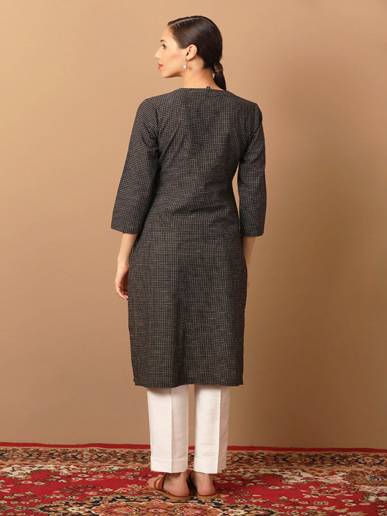 Chequered Pattern Straight-Fit Kurta With Mirror Work